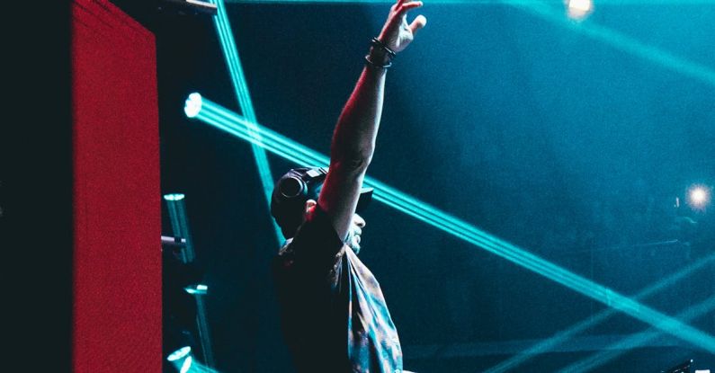 DJ Sets - DJ on Stage